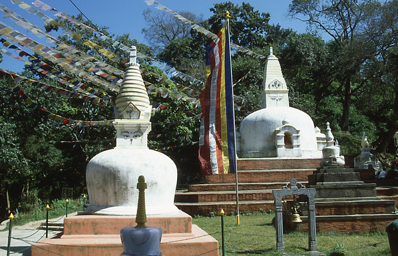 25_Swayambunath, kleine stupa's.jpg